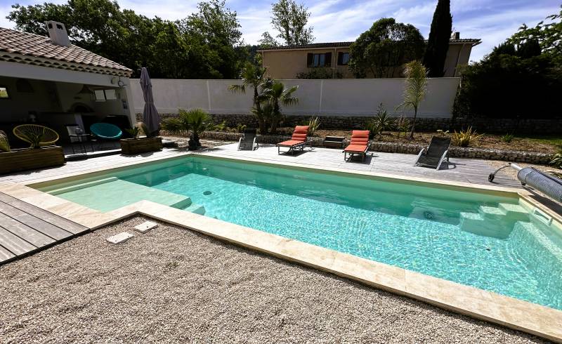 Larimar 8,40 m – piscine coque polyester à Toulon, Hyères et Le Pradet : plage excentrée, grande surface de nage et installation rapide.