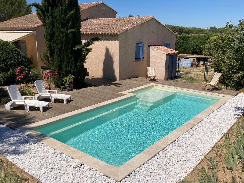Piscine vue biais avec margelles