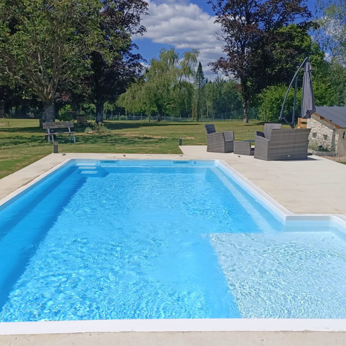Piscine bleutée avec margelles