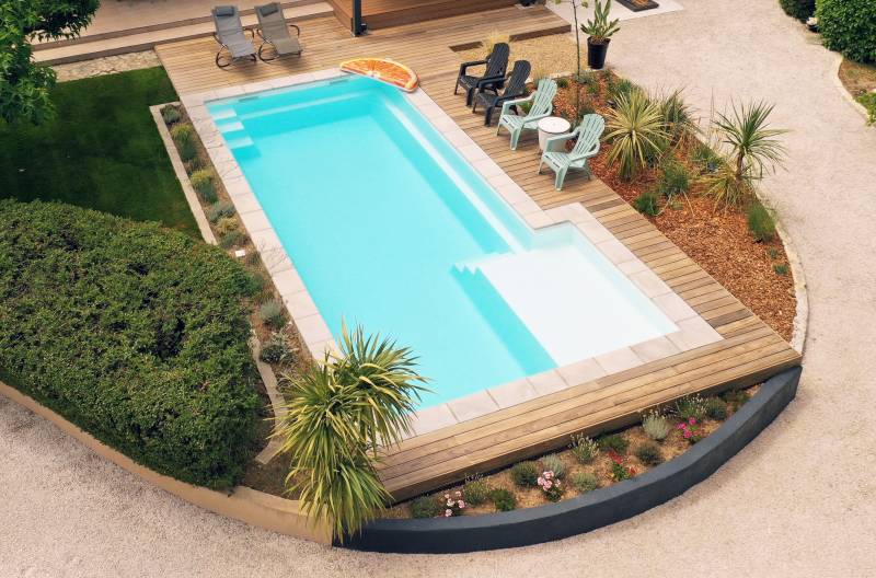 Piscine vue aérienne avec plage