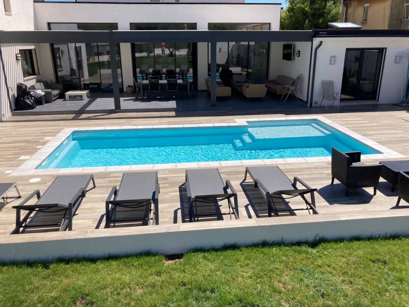 piscine coque rectangulaire avec terrasse planchées