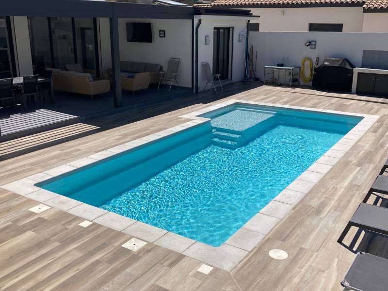 piscine coque rectangulaire avec margelles