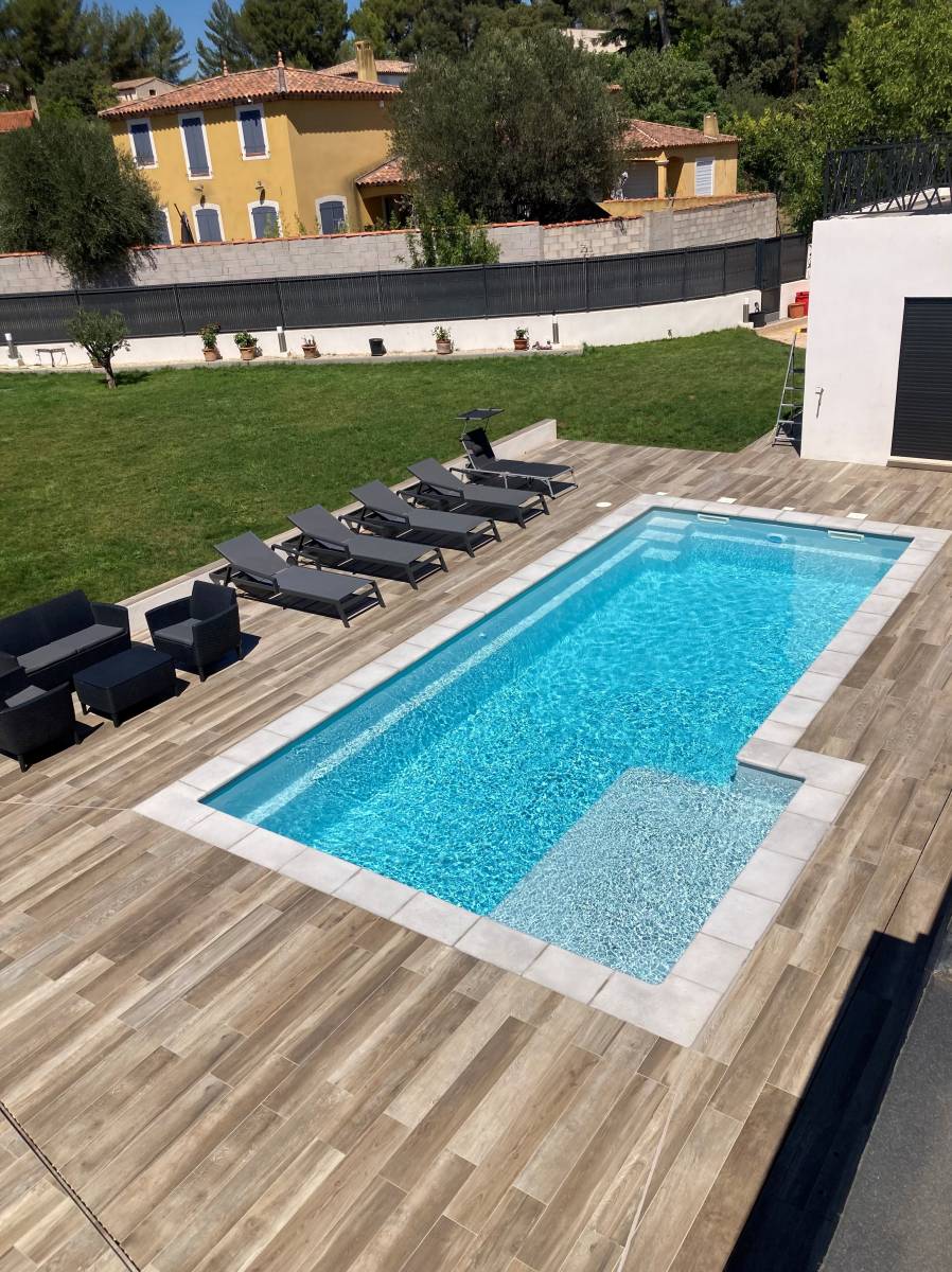 Piscine biais avec terrasse planchée