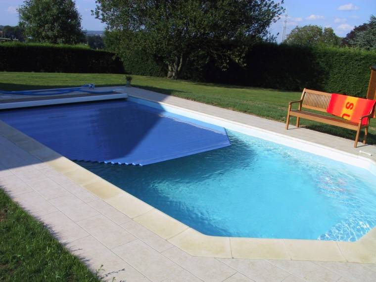 piscine vue biais avec terrasse
