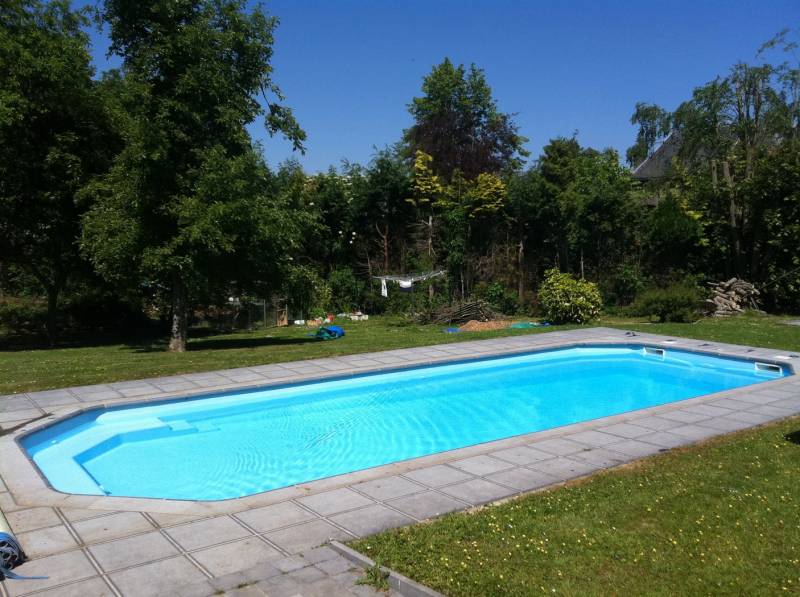 ONYX 11 m – piscine coque polyester familiale, fond progressif et banquette intégrée. Installation rapide et garanties 30 ans à Six-Fours, La Seyne et Saint-Mandrier.