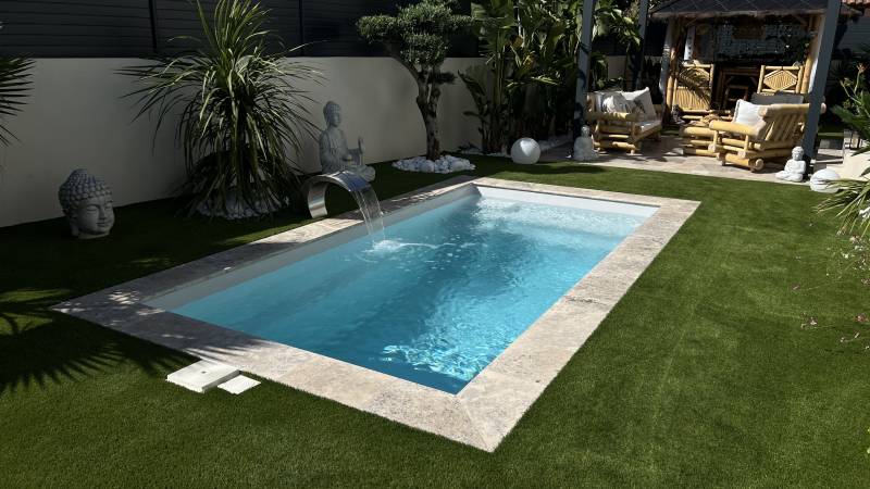 Vue d’ensemble de la piscine Starlite dans un jardin à La Garde – idéale pour les moments en famille