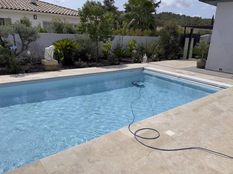piscine avec robot et volet par alliance piscines toulon
