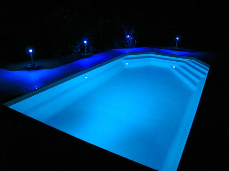 piscine vue de nuit avec lumières