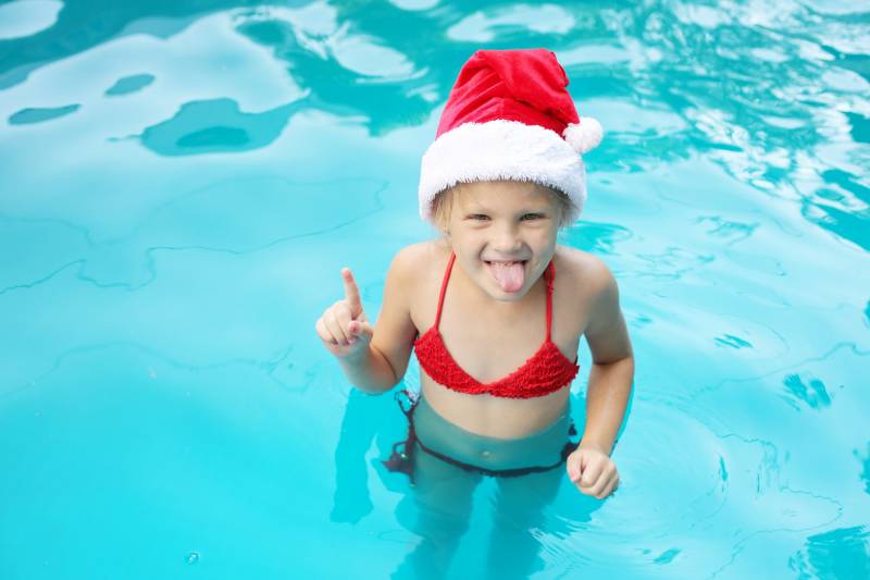 enfant qui nage dans une piscine a noel