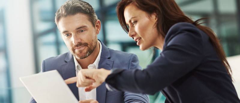 photo d'un assureur qui signe un contrat