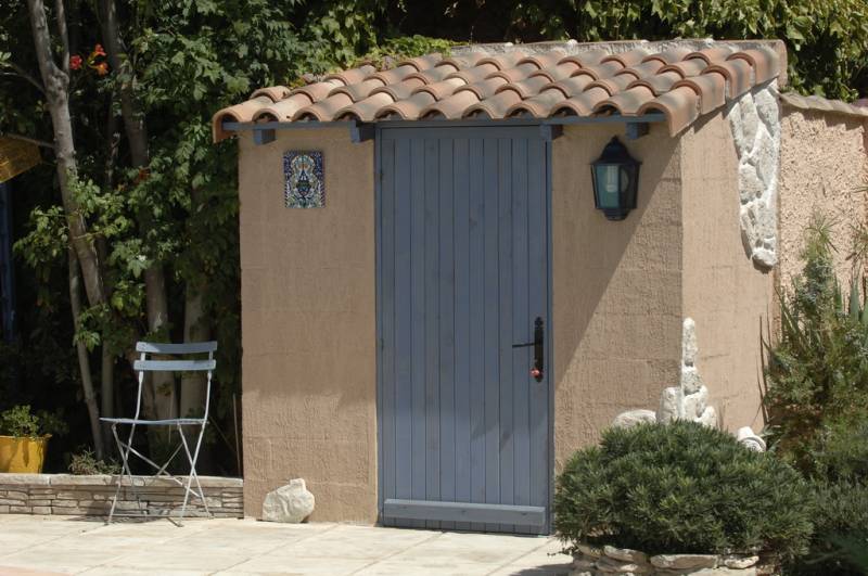 local technique construit en tuile et crépi