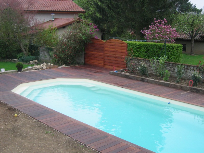 Piscine coque modele fond incliné avec volet chez Alliance Piscines TOULON