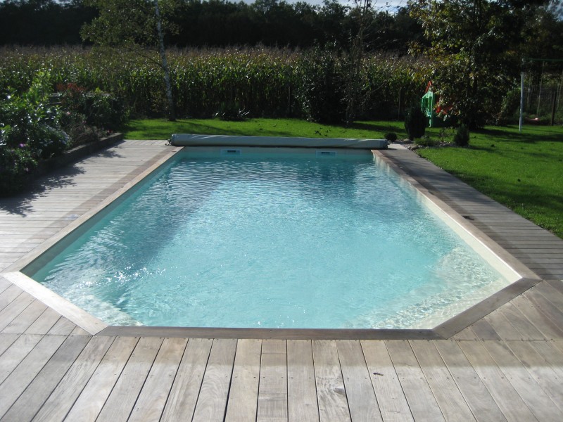 Piscine coque modele fond incliné avec volet chez Alliance Piscines TOULON