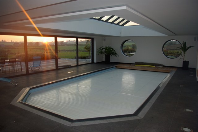 Piscine coque a fond incliné avec volet immergé Alliance piscines TOULON  ( 83 )