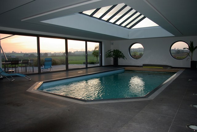 Piscine coque a fond incliné avec volet immergé Alliance piscines TOULON  ( 83 )