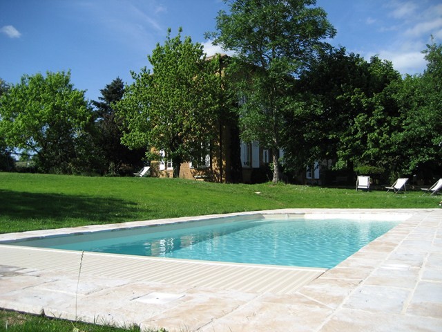 Piscine coque a fond incliné avec volet immergé Alliance piscines TOULON  ( 83 )