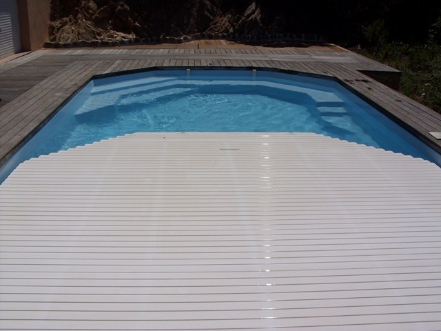 Piscine coque a fond incliné avec volet immergé Alliance piscines TOULON  ( 83 )