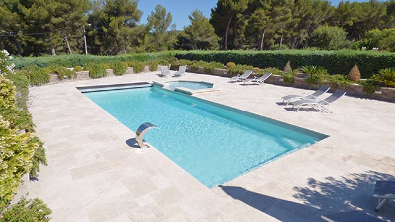 piscine coque avec cascade et bassin a debormdement