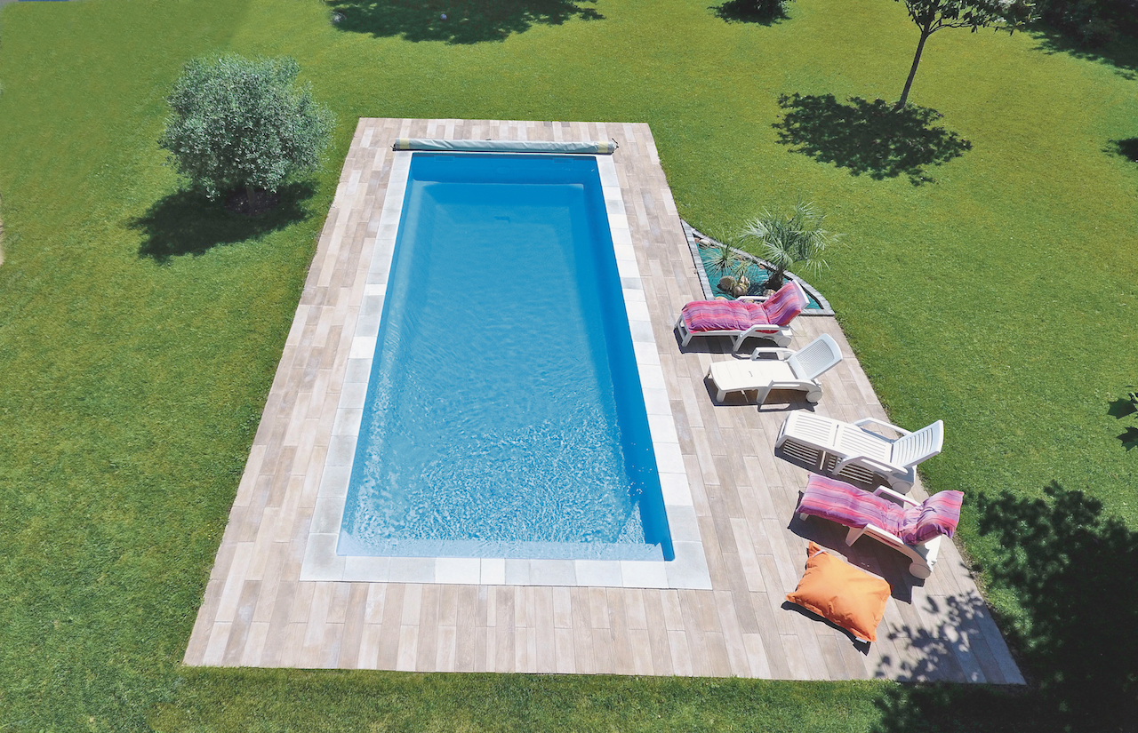 belle piscine coque par alliance piscines dans le var avec plage carrelage immitation bois