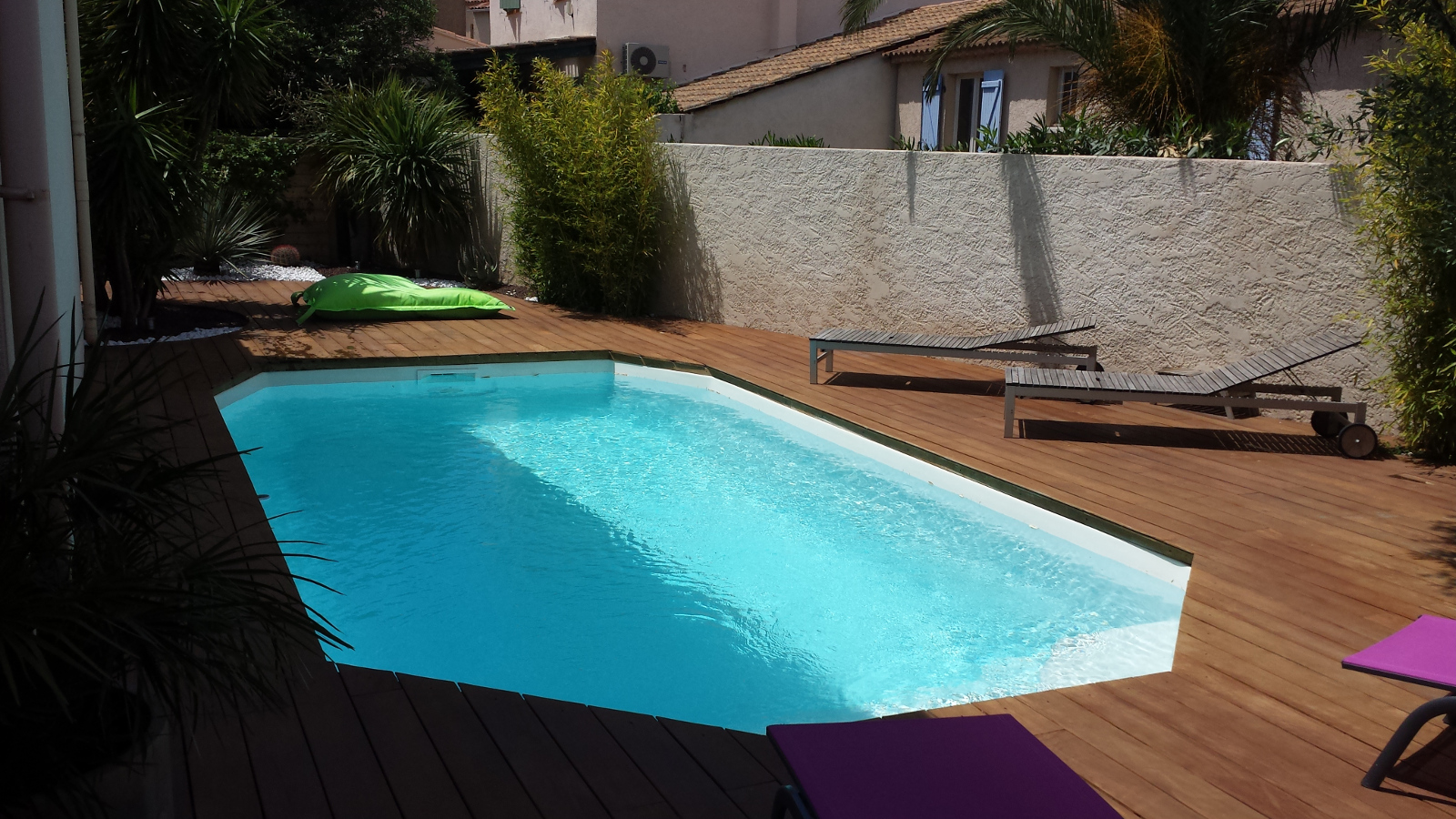 le charme d'une piscine avec bois
